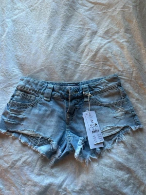 Ljusblå jeansshorts Gina Tricot - Säljer dessa snygga jeansshorts ifrån Gina som är helt slutsålda! Dom är testade men annars helt oanvända med lappen kvar. Storlek XS💕💕