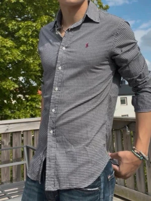 Ralph Lauren skjorta M - Snygg Sommarskjorta från RL storlek M Modellen är 188 väger 75 Hör av er vid minsta fundering!