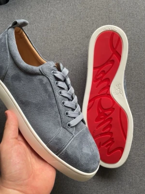Blåa Loubs - Säljer ett par riktigt schyssta blå Loubs som är perfekta nu för sommaren för 1699 kr 💯💫 Bara att höra av sig vid funderingar, pris diskuteras vid snabb affär 🥂