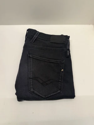 Replay Anbass jeans - Säljer nu dessa feta Replay Anbass jeans, skriv för fler bilder/frågor😊