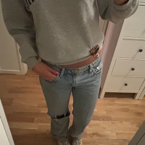 Weekday Arrow ljusblå straight jeans - Ljusblå jeans från Weekday, modell Arrow Low Straight. Klassisk femficksdesign, låg midja och raka ben. Snygg slitning och hål på ena knät 💞