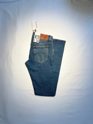 Tiger of Sweden jeans nya - Sprillans nya jeans ifrån tiger of Sweden. Prislapppen sitter kvar på jeansen. Storleken är W29 L34 och i modellen Slim. kvitto kan visas privat