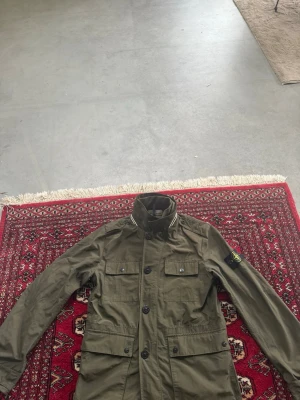 Stone island field jacka - Hej säljer nu min stone island field jacka som Tyvär har blivit förliten sick9/10 storlek m hör av er vid fler frågor