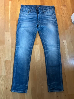 Blå slim fit jeans Jack & Jones - Snygga blå slim fit jeans från Jack & Jones, modell Glenn. Storlek 32w 32L. Tillverkade i bomull med stretch för extra komfort.