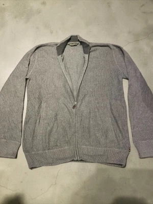 Grå ziptröja från Eddie Bauer - Grå ribbstickad ziptröja från Eddie Bauer med hög krage och dragkedja framtill. Skickas inom 24 timmar🚀📦