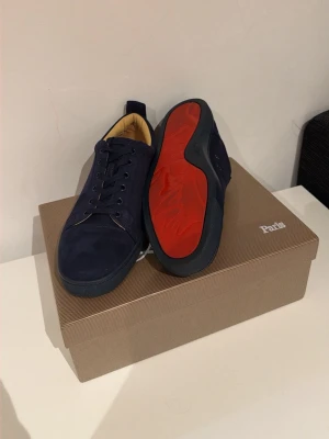 Christian louboutin - Hej säljer nu mina christian louboutin för att jag inte använder dem, dom är använda en gång bara så nästintill helt nya. Kan gå ner väldigt mycket i pris under en snabb affär. Skriv gärna om ni har en fråga jag svarar snabbt