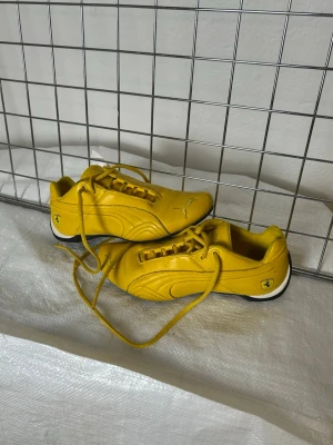 Puma Ferrari sneakers  - Denna vara kommer att auktioneras ut på på Humana x Plick Live den 8 juni klockan 19:30