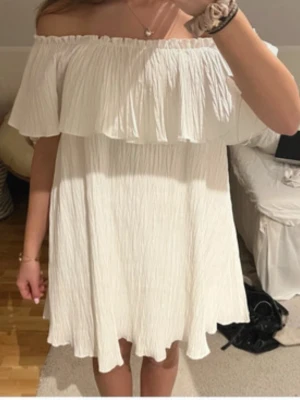 Vit offshoulder kortklänning - Super söt klänning. Skicka för fler bilder💕💕 perfekt nu till student/avslutningar! Kan användas som off shoulder och över axlarna🥰🥰