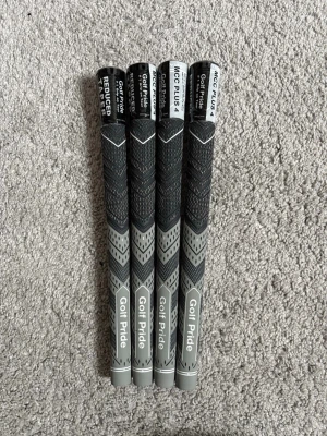Golf Pride MCC Plus4 grepp 4-pack - Fyra stycken Golf Pride MCC Plus4 grepp i svart och grått. Greppen har texturerat mönster för extra grepp och komfort, samt märkning för reduced taper. Perfekt för dig som vill uppgradera dina golfklubbor med nya grepp.