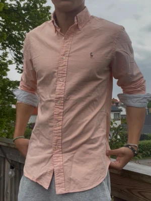 Ralph Lauren M - Galet snygg Ralph lauren Sommarskjorta i storlek M. Modellen är 188 väger 78kg Hör av er vid minsta fundering 
