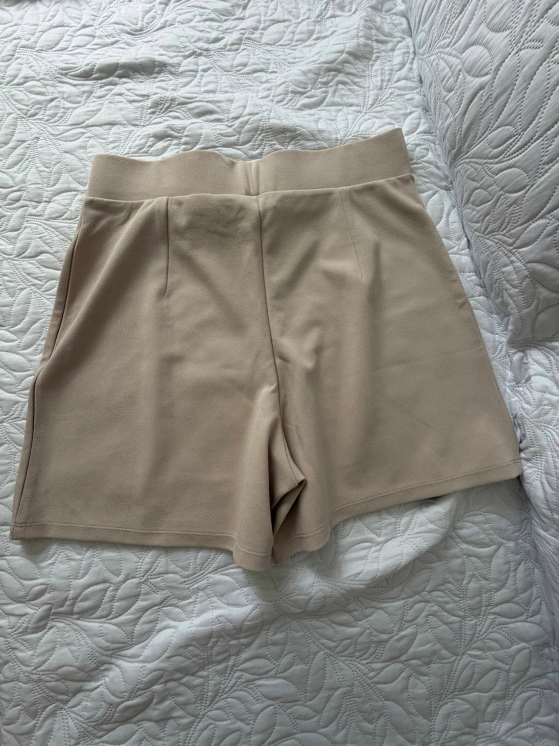 Beige högmidjade shorts från H&M - 2