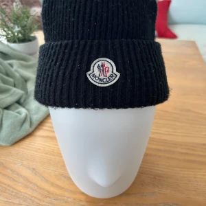 Moncler mössa svart! - Svart Moncler mössa till vinter! Riktigt fräsch! Dm för mer bilder eller frågor!😀💸