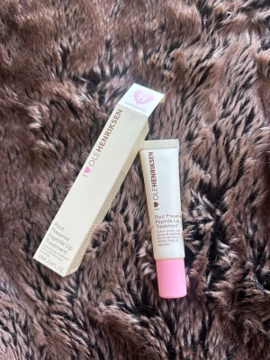 OLEHENRIKSEN Pout Preserve Lip Treatment - OLEHENRIKSEN Pout Preserve Peptide Lip Treatment vanilla bonbon. 