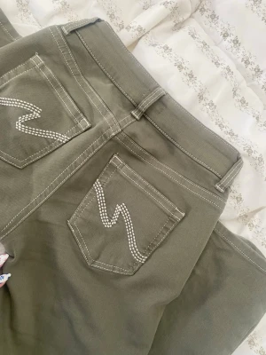 Gröna nelly jeans  - Säljer dem populära gröna lågmidjade Nelly jeansen i storlek 36, dem är använda en gång alltså är dem nya! Säljer dem för 400kr + frakt! 