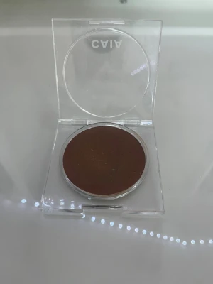 CAIA soft melt bronzing balm  - Säljer caias soft melt bronzing balm i färgen cape town. Denna färg är för mörk för mig därför säljs den. Den är som smör och super fin på huden. Den är använd ungefär 4 gånger. Kan också gärna byta ut denna som den exakta produkten fast i färgen Maui 