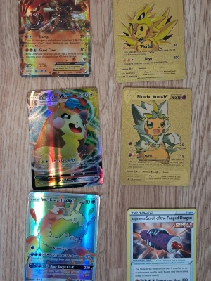 Mindre samling pokémonkort (6st) - Tjena! Tänkte sälja lite pokemonkort här. Jag är själv inte jätteintressad, så jag vet inte så mycket, och jag blir jätteglad om ni fyndar här. Bara fråga för bilder och annat. Samlingen består av bland annat: Morpeko VMAX, Pikachu Vuelo V, Wishiwashi GX och tränarkortet Single Strike Scroll of the Fanged Dragon. Dessutom 2 gudiga kort. För hela samlingen 500, för enstaka kort 100kr. Kolla dessutom in andra pokemon erbjudanden här på sidan