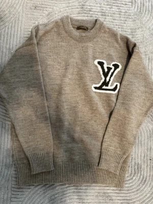 Luis Vuitton tröja - Brun Luis Vuitton tröja i storleken M. Den är i super bra skick. Endast använd en gång