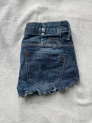 G-star lowwaist vintage shorts - Vintage jeansshorts från G-star i toppskick. Låg midja med detaljer på fickorna. Stl S och omsydda från jeans till shorts. Hör av er för fler bilder eller frågor🩷