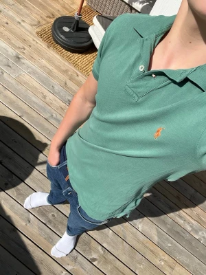 Grön pikétröja från Polo Ralph Lauren - Riktigt fet piké från Ralph Lauren🍃Den är i NYSKICK✨Storlek S. Frågor? Hör av dig😊