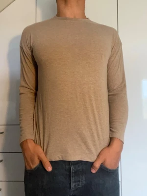 Beige tröja från Lexington - Beige tunn tröja från Lexington. Strl S. Inga defekter. Modellen är 178 cm och väger 77 kg. Hör gärna av dig vid frågor!