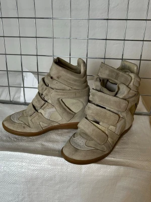 Beige sneakers från Isabel Marant  - Denna vara kommer att auktioneras ut på Plick Live den 3 juni klockan 19:00