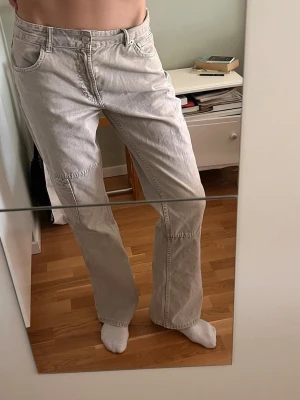 Zara jeans - Säljer ett par skitsnygga jeans från Zara som är lite åt cargo hållet. Lågmidjade och använda max 3 ggr. Grå/gröna. Strlk 40 och sitter bra på mig som är 182 cm