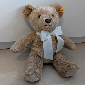 Jätte söt nalle björn, Steiff - Jätte söt nalle björn av märket Steiff . Under ena av nalle björnens fotsula så stå årtalet 2025