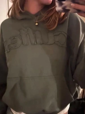 scuffers hoodie - Snygg olivgrön hoodie från scuffers med broderad text på bröstet. prislapp finns, Klassisk passform med huva och ribbade muddar. Perfekt för en avslappnad och trendig look.