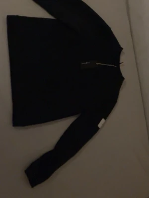 Svart tröja från sail racing - Stilren svart tröja från Sail racing i nytt skick och med prislapp kvar. Tröjan är i storlek 160 och jag säljer den eftersom den var för liten när jag fick den. Tröjan har inga fläckar eller liknande👍🔥