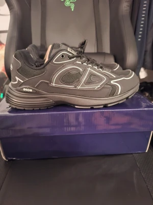 Svarta CD skor - Svarta CD skor i storlek 42, använda fåtal gånger, tillbehör fås med vid köp, pris går att diskutera