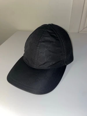 Gucci Keps - äkta gucci keps i storlek M (58cm) köpt för 5500kr på Farfetch hemsida. skick = 8/10✅ pris kan diskuteras vid snabb affär!     (kan tänka mig byta mot nånting oxå) 