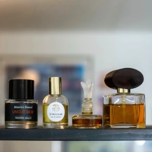 Fem fina dofter, Frederic Malle, TRNP, McQueen, vintage sällsynt - Frederic Malle, Uncut Gem: 35/50ml - 1000kr  TRNP, D'Aguilar: 25/30ml - 600kr  Rochas, Mystere EDP 1978: 35/50ml - 800kr  Isadora Paris, Isadora Parfum 1976: 10/15ml - 1000kr  Alexander McQueen, Kingdom: 25/50ml - 750kr  Paketpris: 3600kr 
