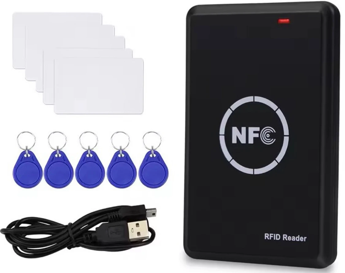 NFC RFID-läsare med taggar och kort