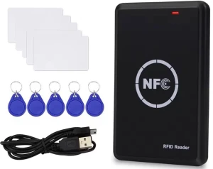 NFC RFID-läsare med taggar och kort - Säljer en svart NFC RFID-läsare med USB-anslutning. Medföljer fyra blå nyckelbrickor och fyra vita kort för smidig identifiering och åtkomstkontroll. Perfekt för att läsa och skriva RFID/NFC-taggar, enkel att koppla till dator.