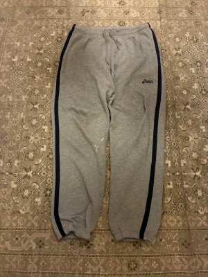 Vintage Asics sweatpants - The strings are torn and the sweatpants has some white paint splashes on them