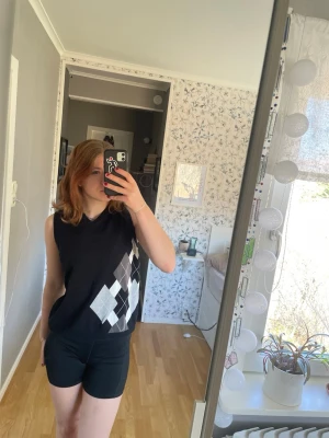 Svart best med diamant mäster  - Svart best i skönt material med gråa diamanter i mönster på ena sidan. Sitter skönt, får bra att lagra andra plagg under 