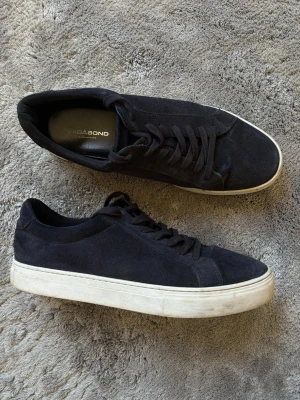 Vagabond skor - Mörkblå vagabond sneakers i storlek 46. Använda med mycket bra skick, skriv vid frågor!