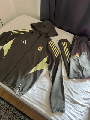 Real Madrid tracksuit  - Aldrig använd helt ny! Storlek S både byxor och jacka. Pris går att diskutera 