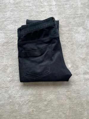 Hugo boss jeans - Snygga slim bootcut jeans utan galna slitningar eller designer. Perfekt för alla som vill ha den nya archive stilen och sköna jeans. 