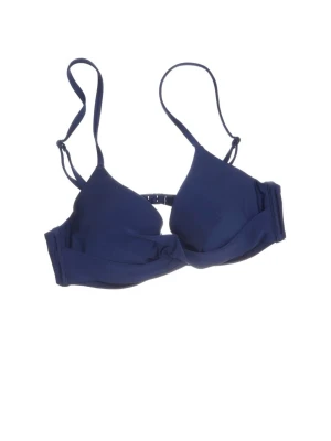 Mörkblå  twistad bikinitopp från Nelly - Snygg mörkblå bikini från Nelly med twistad detalj på överdelen. Bikiniöverdelen har en bra passform och sitter bekvämt. Den jag säljer är i marin/mörkblå men hittade ingen bild förutom på en svart. Är ALDRIG använd enbart testad en gång och prislappen är kvar.