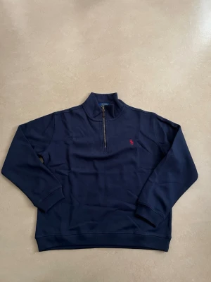 Ralph Lauren quarter zip mörkblå storlek medium - Helt ny Ralph Lauren quarter zip. Klassisk och väldigt efterfrågad modell som passar året runt.  Oanvänd / nyskick Perfekt passform Väldigt populär färg Säljs snabbt  Skickas direkt 📦 Rabatt vid köp av flera plagg.