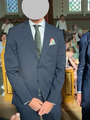 Mörkblå klassisk kostym - Säljer en stilren mörkblå kostym ifrån Bläck som är köpt ifrån Volt för 2500kr. Perfekt för dig som vill ha en snygg kostym inför studenten eller andra högtidliga föreställningar. Storleken är 48.