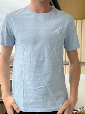 Ralph laurne T-shirt  - Helt nya Ralph Lauren T-shirts i olika färger och storlekar, perfekta till sommaren. Nypris 1000kr  Rabatt vid köp av fler! 2 för 450 (spara 50kr) 3 för 550 (spara 200kr) 4 för 600 (spara 400kr)  Modellen på bilden är 190 och väger 85 men de är tts så välj den storlek ni brukar ha. 