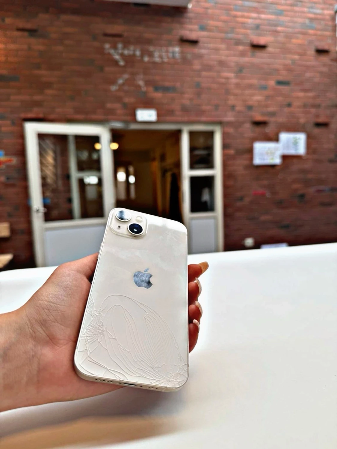 Vit iPhone med glasbaksida - 1