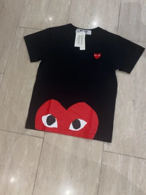 Cdg T-shirt  - Säljer min Comme de garçons (CDG) tröja i helt nytt skick. Storlek S, priset är ej hugget i sten och kan förhandlas. Påse och tags ingår❗️vid funderingar så skicka bara ett dm😁