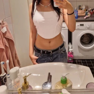 Vit topp - Gullig topp från gina tricot. Knappt använd.