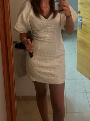 Vit kort puffärmad klänning - Jättefin vit klänning från gina med v-ringning och puffärmar🥰 Har använt en gång, pris kan diskuteras🥰