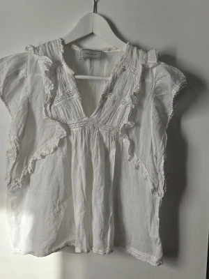 Neo Noir blus  - Vit blus från Neo Noir modell Jayla.