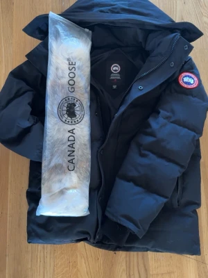 Canada goose wyndham  jacka - Helt ny och väldigt varm jacka. Hör av er ifall ni är intresserade 