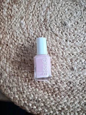 Essie ljusrosa nagellack - Essie nagellack i en superfin ljusrosa nyans. Kommer i en klassisk fyrkantig glasflaska med vit kork. Perfekt för dig som gillar en fräsch och stilren look på naglarna.